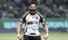 Hulk claque un doublé sur coup franc à presque 39 ans