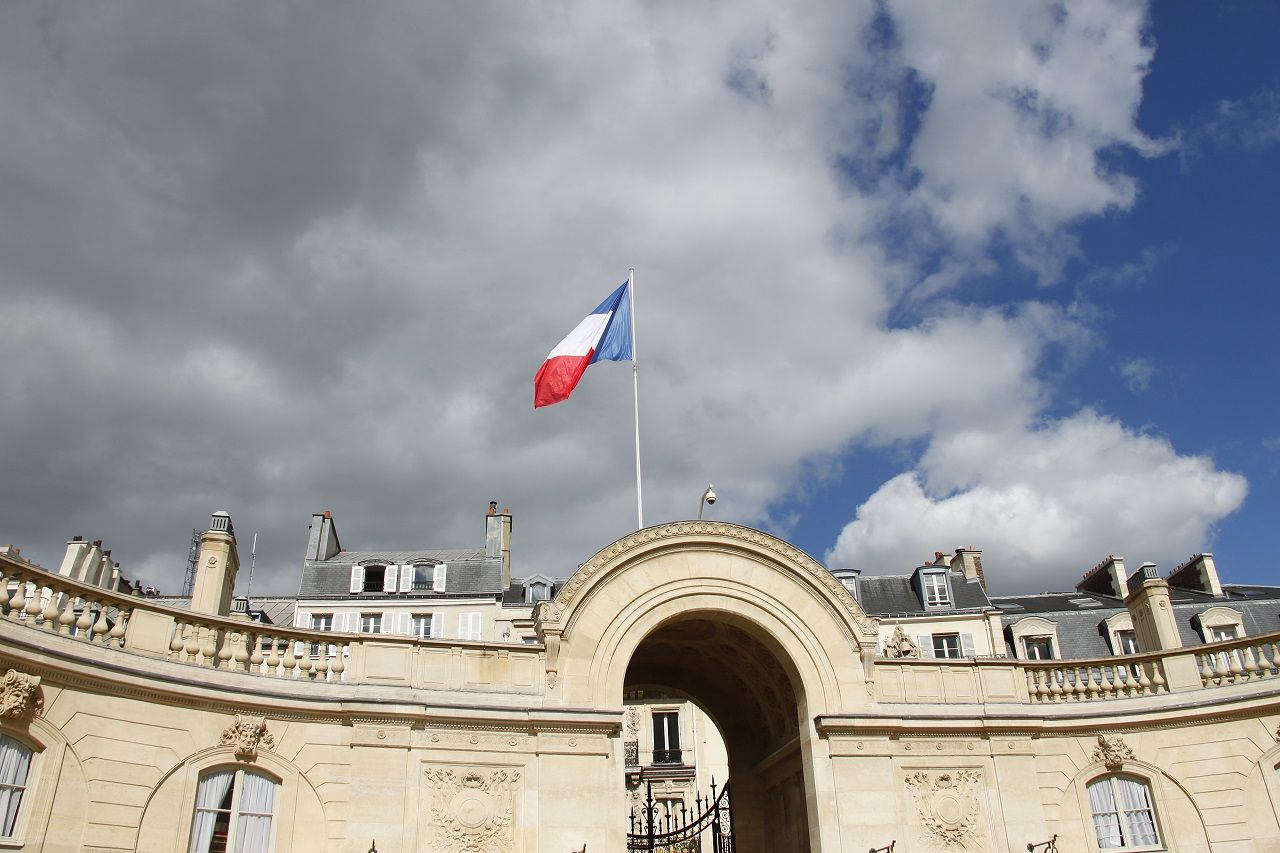 Des nuages noirs sur le Palais de l'Elysée, métaphore de la situation politique actuelle ? (Crédit : Adobe Stock) (Crédits: Adobe Stock)