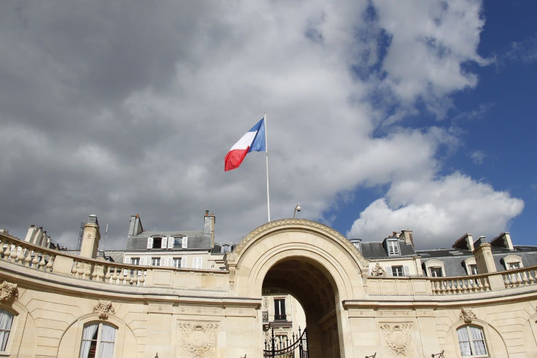 Des nuages noirs sur le Palais de l'Elysée, métaphore de la situation politique actuelle ? (Crédit : Adobe Stock) (Crédits: Adobe Stock)