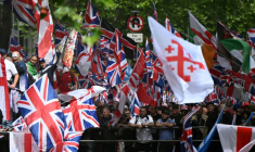 Des partisans de Tommy Robinson, militant d'extrême droite britannique, rassemblés pour une marche organisée par Unite The Kingdom, le 16 mai 2026 à Londres ( AFP / JUSTIN TALLIS )