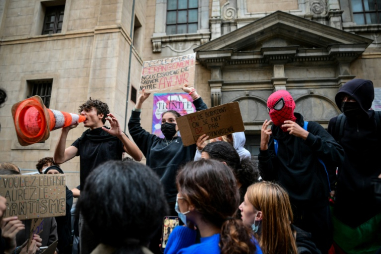 Des élèves manifestent devant le lycée Ampère bloqué, à Lyon, le 1er octobre 2026 ( AFP / OLIVIER CHASSIGNOLE )