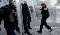 Un manifestant fait face aux policiers à Tirana, le 17 octobre 2026 en Albanie ( AFP / Armend NIMANI )