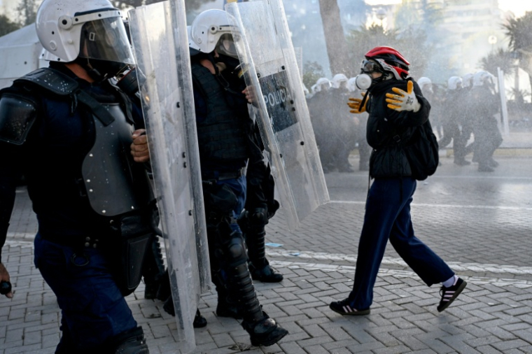 Un manifestant fait face aux policiers à Tirana, le 17 octobre 2026 en Albanie ( AFP / Armend NIMANI )