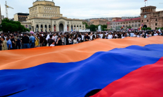 Des partisans d"Arménie Forte", le parti de l'homme d'affaires russo-arménien Samvel Karapetyan, organisent un rassemblement électoral dans le centre d'Erevan le 3 juin 2026, à quelques jours des élections législatives. ( AFP / Karen MINASYAN )