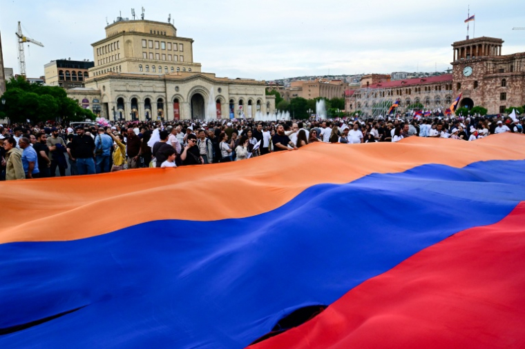 Des partisans d"Arménie Forte", le parti de l'homme d'affaires russo-arménien Samvel Karapetyan, organisent un rassemblement électoral dans le centre d'Erevan le 3 juin 2026, à quelques jours des élections législatives. ( AFP / Karen MINASYAN )