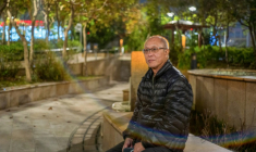 Cette photo prise le 10 décembre 2025 montre Yip Ka-kui dans un parc près du complexe résidentiel de Wang Fuk Court à Hong Kong, ravagé par un incendie historique fin novembre ( AFP / Yan ZHAO )
