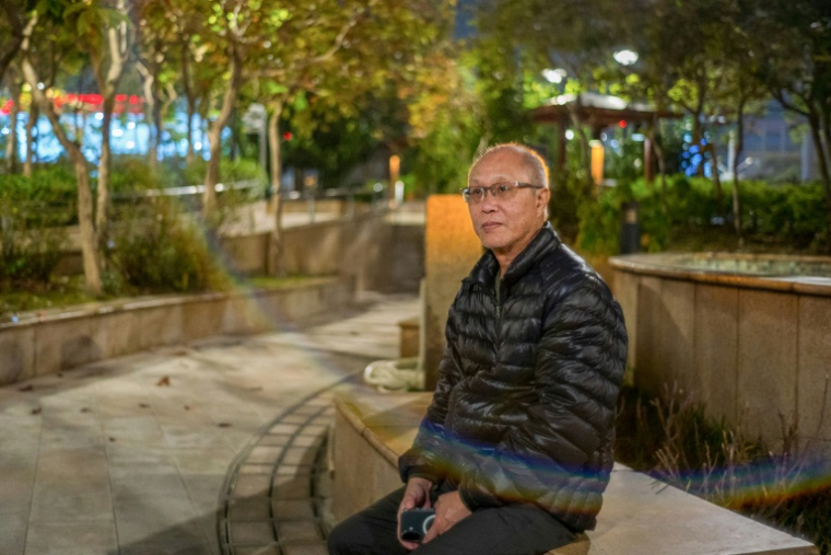Cette photo prise le 10 décembre 2025 montre Yip Ka-kui dans un parc près du complexe résidentiel de Wang Fuk Court à Hong Kong, ravagé par un incendie historique fin novembre ( AFP / Yan ZHAO )
