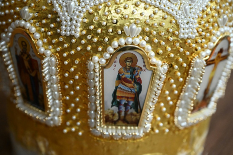 Des détails d'une mitre dont les motifs ont été brodés par soeur Elisabeth au monastère de Saint-Georges le Victorieux à Rajcica, le 18 juin 2025 en Macédoine du Nord ( AFP / Robert ATANASOVSKI )