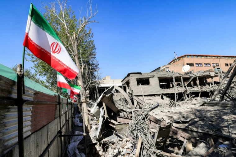 Des drapeaux iraniens ont été placés sur les ruines d'un bâtiment détruit par une frappe, à l'Université de technologie de Téhéran, le 7 avril 2026 ( AFP / ATTA KENARE )