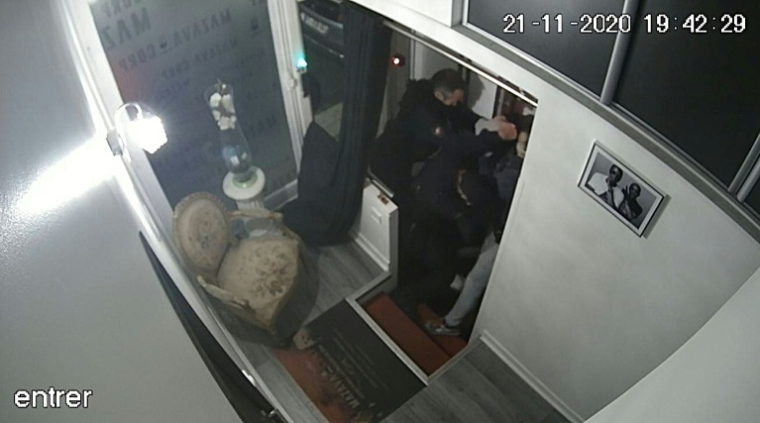 Capture d'une vidéosurveillance partagée sur les réseaux sociaux montrant le producteur Michel Zecler violenté par des policiers à l'entrée d'un studio de musique à Paris le 21 novembre 2020 ( Michel Zecler / - )