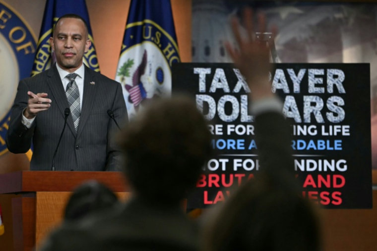 Le chef de la minorité démocrate à la Chambre américaine des représentants, Hakeem Jeffries, donne une conférence de presse au Capitole de Washington, le 2 février 2026 ( AFP / ANDREW CABALLERO-REYNOLDS )