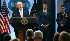 Donald Trump, le ministre de la Défense Pete Hegseth et le chef d'état-major Dan Caine à la Maison Blanche, le 6 avril 2026 ( AFP / Brendan SMIALOWSKI )
