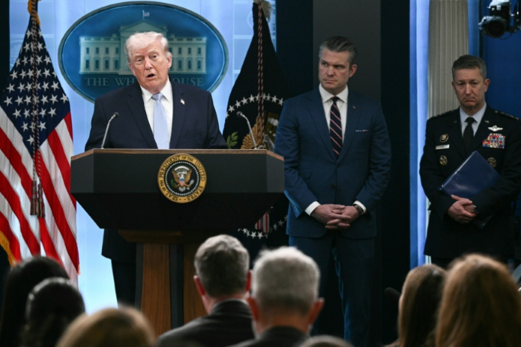 Donald Trump, le ministre de la Défense Pete Hegseth et le chef d'état-major Dan Caine à la Maison Blanche, le 6 avril 2026 ( AFP / Brendan SMIALOWSKI )