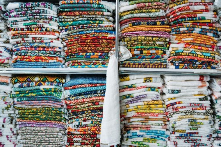 Des tissus tissés à la main exposés dans la boutique de Belhu Balta du quartier Shiromeda à Addis Abeba, le 7 octobre 2025 en Ethiopie ( AFP / Sehin Tewabe )