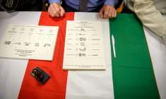Des bulletins de vote sont placés sur un drapeau hongrois dans un bureau de vote à Budapest, au début des élections législatives en Hongrie, le 12 avril 2026 ( AFP / Ferenc ISZA )