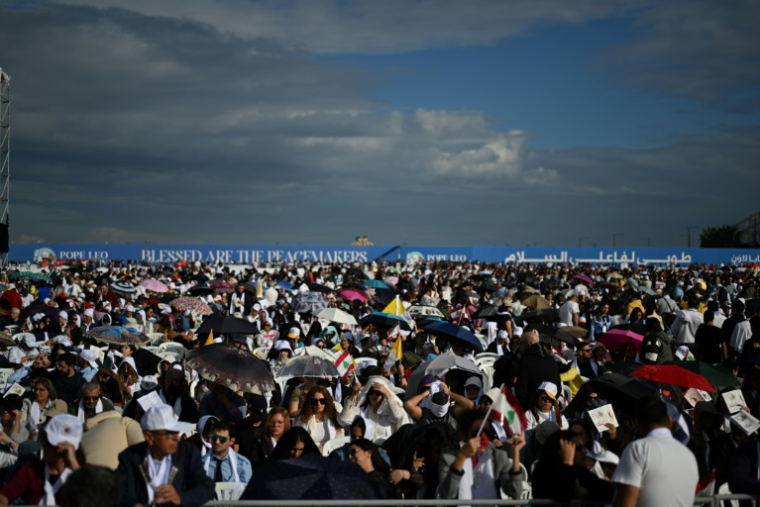 Des fidèles assistent à la messe du pape Léon XIV sur le front de mer à Beyrouth, le 2 décembre 2025 ( AFP / Jewel SAMAD )