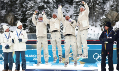 Les biathlètes français Fabien Claude, Emilien Jacquelin, Quentin Fillon Maillet et Eric Perrot médaillés d'or du relais 4 x 7,5 km des JO-2026 à Anterselva le 17 février 2026 en Italie  ( AFP / FRANCK FIFE )
