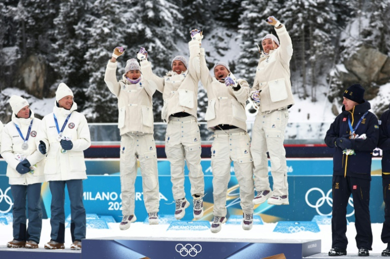 Les biathlètes français Fabien Claude, Emilien Jacquelin, Quentin Fillon Maillet et Eric Perrot médaillés d'or du relais 4 x 7,5 km des JO-2026 à Anterselva le 17 février 2026 en Italie  ( AFP / FRANCK FIFE )