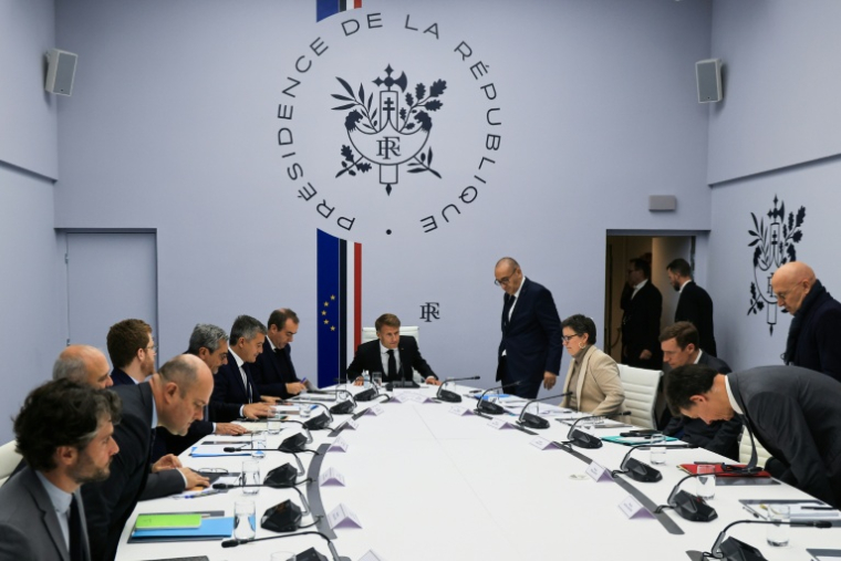 Le président Emmanuel Macron (c) participe à une réunion interministérielle de crise, à l'Élysée, le 18 octobre 2026 à Paris, au lendemain d'émeutes et de pillages survenus en marge de manifestations contre la vie chère ( POOL / Ludovic MARIN )