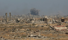 Une colonne de fumée s'élève au dessus de la ville de Gaza après une frappe israélienne, le 2 octobre 2025 ( AFP / Omar AL-QATTAA )