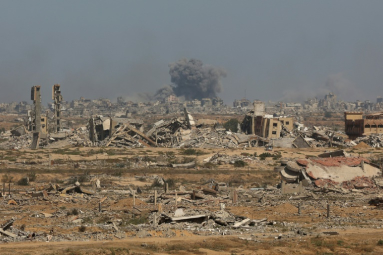 Une colonne de fumée s'élève au dessus de la ville de Gaza après une frappe israélienne, le 2 octobre 2025 ( AFP / Omar AL-QATTAA )