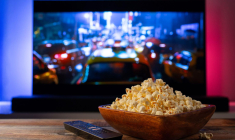 UGC et Canal+ ont lancé une offre commune pour les jeunes qui permet de profiter de la télévision et du cinéma en illimité. ( crédit photo : Shutterstock )
