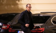 L'homme d'affaires tchèque Daniel Kretinsky se promène à Prague