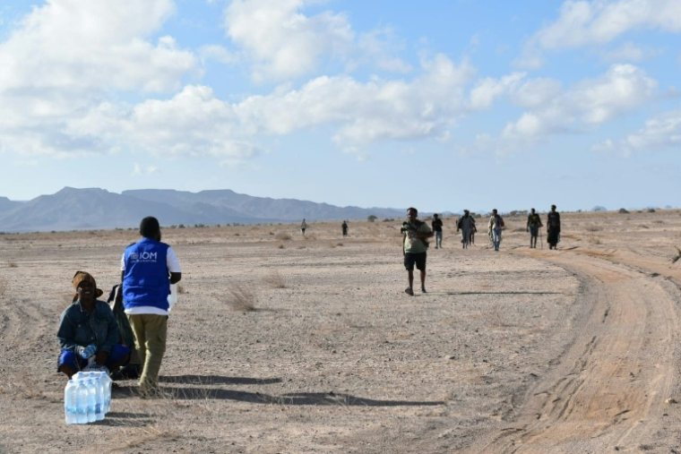 Photo diffusée par l’Organisation internationale pour les migrations (OIM) le 11 octobre 2026, montrant des membres de l’OIM Djibouti portant assistance à des survivants après un naufrage au large des côtes djiboutiennes dans la nuit du 8 au 9 octobre ( IOM / Handout )