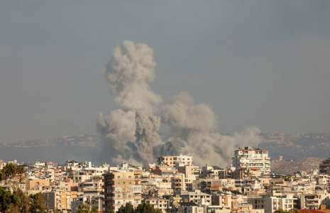 De la fumée s'élève au-dessus de Tyr, dans le sud du Liban