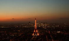 La tour Eiffel et la silhouette de Paris au coucher du soleil, vues depuis la tour Montparnasse à Paris