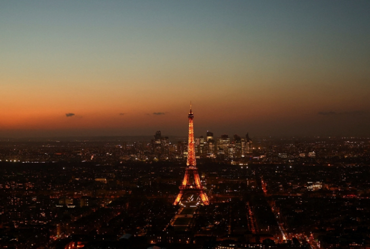 La tour Eiffel et la silhouette de Paris au coucher du soleil, vues depuis la tour Montparnasse à Paris