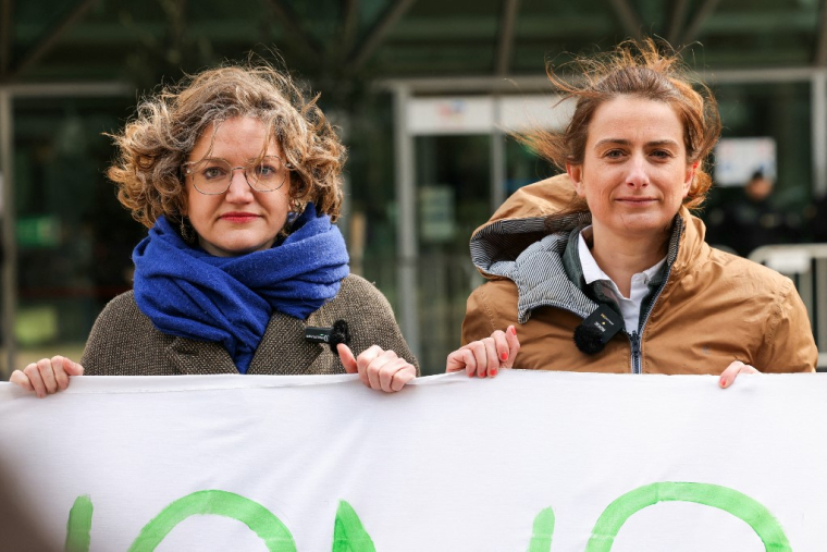 Marie Toussaint et Marine Tondelier à Courbevoie, le 28 mars 2024. ( AFP / THOMAS SAMSON )