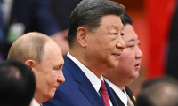 Le président chinois Xi Jinping, le dirigeant de Corée du Nord Kim Jong Un et le président russe Vladimir Poutine, après un défilé militaire marquant le 80e anniversaire de la victoire sur le Japon et la fin de la Seconde Guerre mondiale, à Pékin le 3 septembre 2025 ( AFP / Jade Gao )