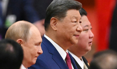Le président chinois Xi Jinping, le dirigeant de Corée du Nord Kim Jong Un , et le président russe Vladimir Poutine, arrivent pour une réception dans le Grand Palais du Peuple, après un défilé militaire marquant le 80e anniversaire de la victoire sur le Japon et la fin de la Seconde Guerre mondiale, à Pékin le 3 septembre 2025 ( AFP / Jade Gao )