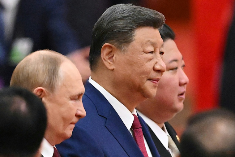 Le président chinois Xi Jinping, le dirigeant de Corée du Nord Kim Jong Un , et le président russe Vladimir Poutine, arrivent pour une réception dans le Grand Palais du Peuple, après un défilé militaire marquant le 80e anniversaire de la victoire sur le Japon et la fin de la Seconde Guerre mondiale, à Pékin le 3 septembre 2025 ( AFP / Jade Gao )