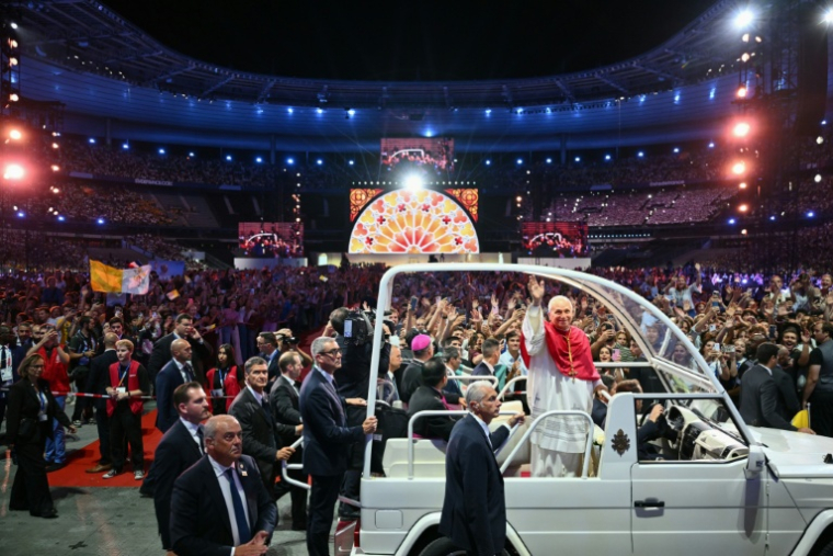 Le pape Léon XIV arrive au Stade de France dans sa papamobile, le 25 septembre 2026 à Saint-Denis, près de Paris ( AFP / Alberto PIZZOLI )