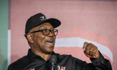Peter Obi, candidat à la présidence du Congrès démocratique nigérian (NDC), s'exprime après avoir été désigné comme tête de liste du parti lors de la convention extraordinaire du NDC à Abuja, le 30 mai 2026. ( AFP /  Light Oriye Tamunotonye )