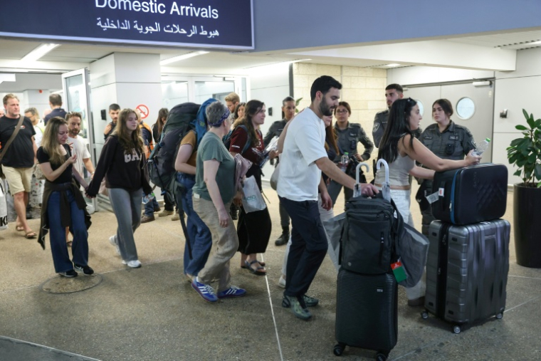 Des passagers d'un vol de flydubai précédemment dérouté à leur arrivée à l'aéroport Ben Gourion, le 30 septembre 2026 à Tel-Aviv, en Israël ( AFP / Jack GUEZ )