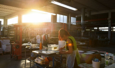 Des employés travaillent dans une usine de céramique à Citta di Castello