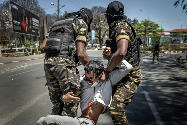 Un manifestant arrêté par des gendarmes, Antananarivo, le 9 octobre 2025 ( AFP / Luis TATO )
