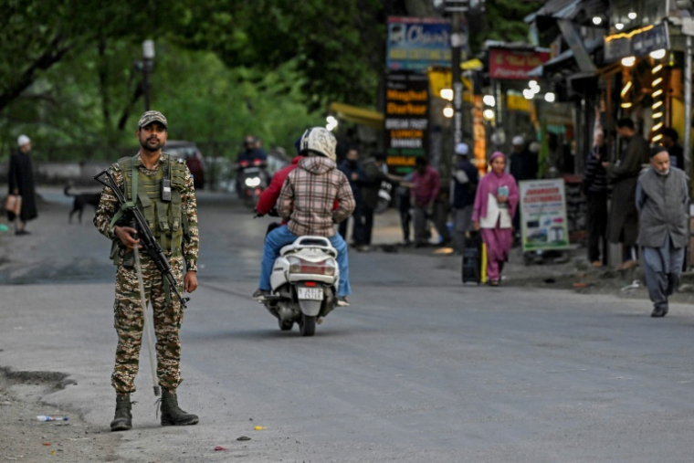 Un membre des forces de sécurité indienne monte la garde après une attaque contre des touristes près de Pahalgam, le 22 avril 2025 au Cachemire indien ( AFP / Tauseef MUSTAFA )