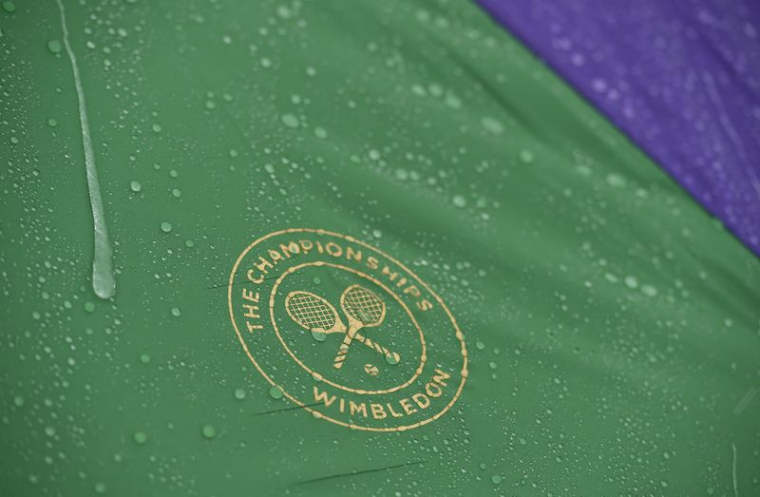 Vue générale du logo de Wimbledon sous la pluie