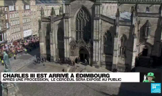 Mort d'Elizabeth II : une foule compacte devant le palais de Holyrood et la cathédrale Saint-Gilles à Edimbourg