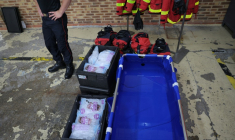 Un kit de rafraîchissement présenté par les pompiers à Paris, le 28 juin 2026 ( AFP / Kenzo TRIBOUILLARD )