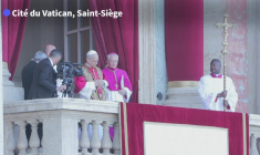 "Un pape sorti de nulle part": des catholiques surpris mais confiants devant Notre-Dame