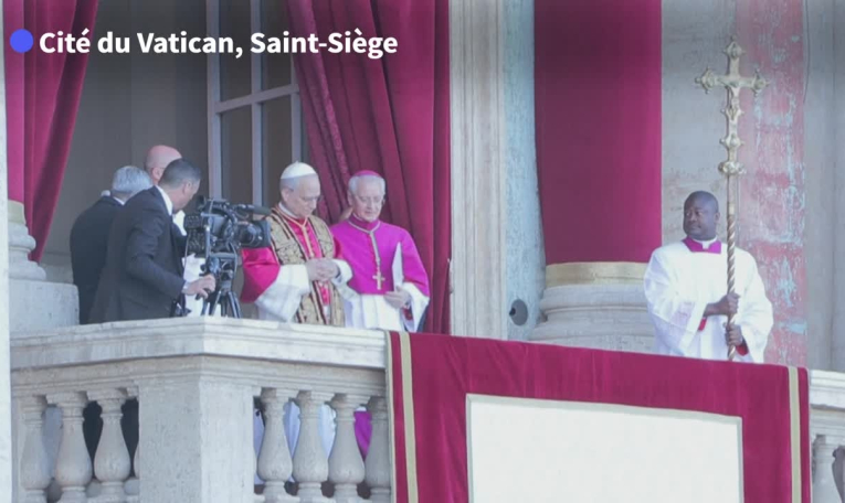 "Un pape sorti de nulle part": des catholiques surpris mais confiants devant Notre-Dame