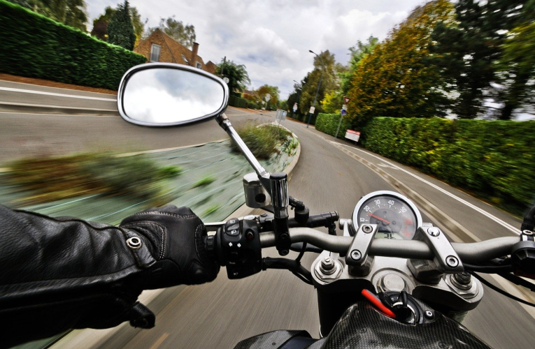 Assurer sa moto coûte en moyenne 503 euros par an en France. Illustration. (Cristels / Pixabay)