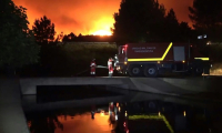 Un camion des pompiers espagnols lors d'une opération de pompage pour lutter contre les feux de forêt près de Caminomorisco, dans le nord-ouest du pays, dans la nuit du 29 au 30 juillet 2025 ( UME / Handout )