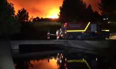 Un camion des pompiers espagnols lors d'une opération de pompage pour lutter contre les feux de forêt près de Caminomorisco, dans le nord-ouest du pays, dans la nuit du 29 au 30 juillet 2025 ( UME / Handout )