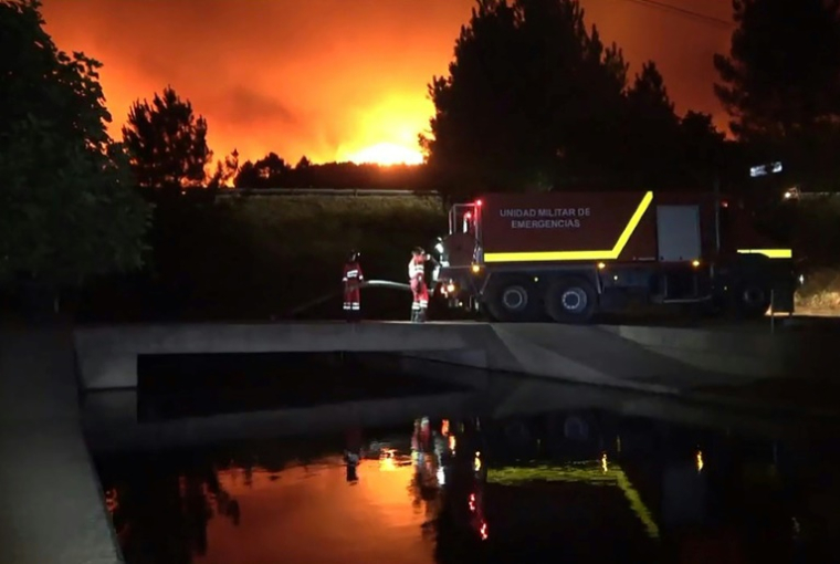 Un camion des pompiers espagnols lors d'une opération de pompage pour lutter contre les feux de forêt près de Caminomorisco, dans le nord-ouest du pays, dans la nuit du 29 au 30 juillet 2025 ( UME / Handout )